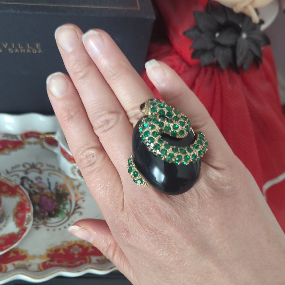 Vintsge Onyx Elegant Green and Black Snake Ring